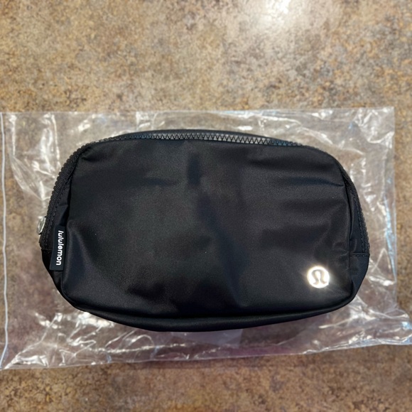 NWT Lululemon Everywhere Belt Bag Black - Picture 2 of 12
